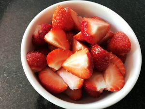 Serving-dessert-Erdbeeren