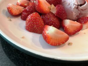 Serving-plate-Erdbeeren-Eis