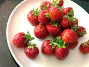 Serving-plate-Erdbeeren-pur