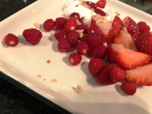 Serving-plate-small-Erdbeeren