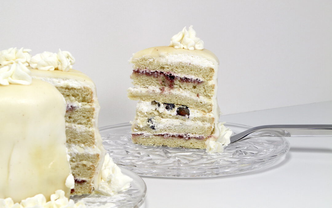 Rezept: Torte mit Vanille-Kirsch-Heidelbeer-Creme